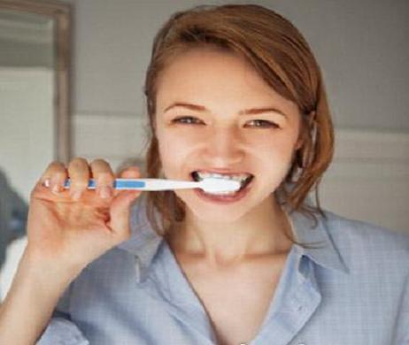 牙齿在嚼过某些食物后马上刷牙的话，会造成牙齿表面的明显磨损。