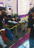 中國首例機器人傷人事件:傷者被擔架抬走(組圖)