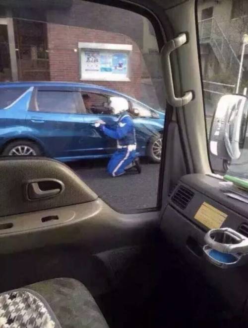 为什么?日本警察对当事人跪着办案(组图) - 网络 ...