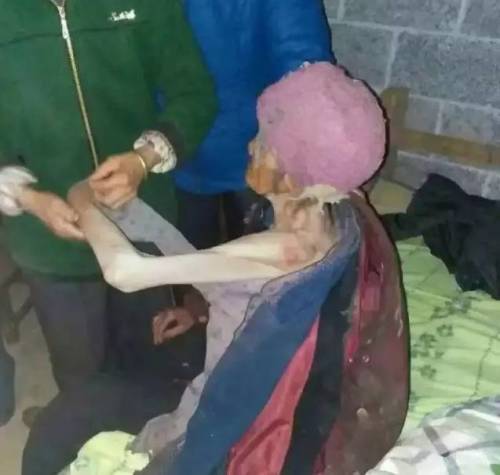 广西92岁老妇被儿媳关猪圈“当猪养”