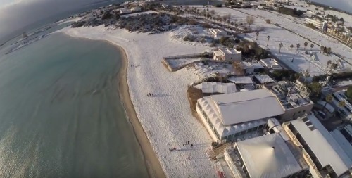 500年前世界末日预言成真？意大利海滩降雪组图/视频
