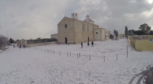 500年前世界末日预言成真？意大利海滩降雪组图/视频