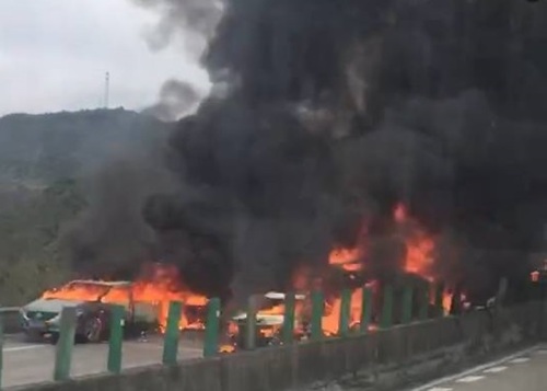 廣東高速19車追撞引發大火致25死傷