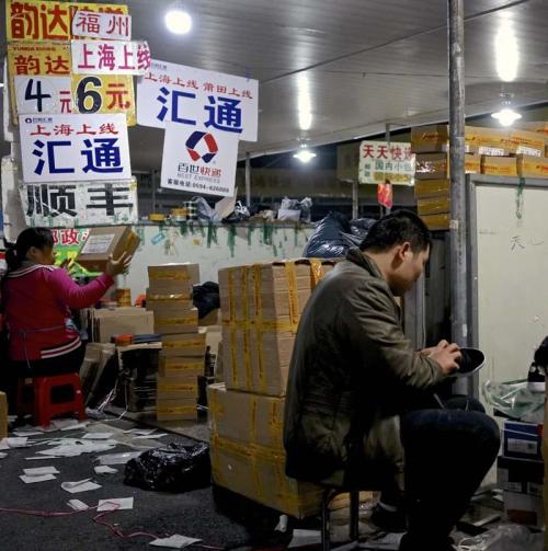 中國「假鞋之都」：白天鬼城夜裡鬼市