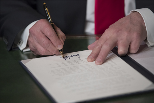 川普在白宮簽署的第一個行政令是什麼？