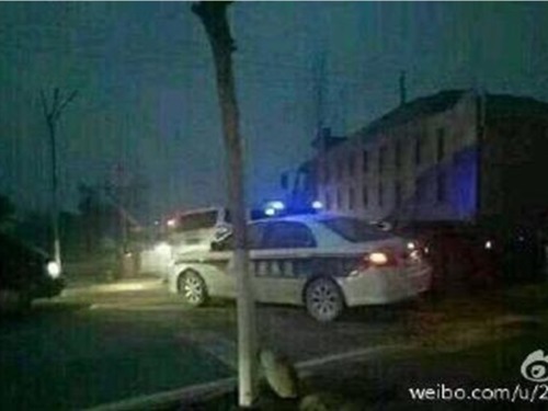 陝西兩地警察激烈對峙一方鳴槍3聲示警