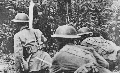 抗戰期間，桂軍持大刀向日軍進攻。