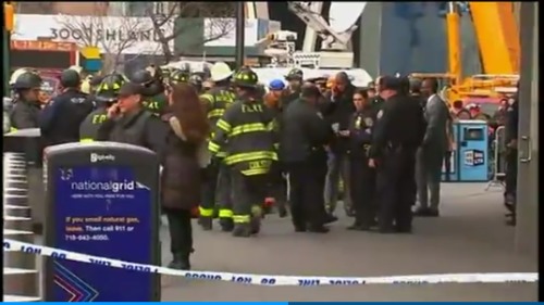 纽约重大车祸通勤列车出轨致103人受伤