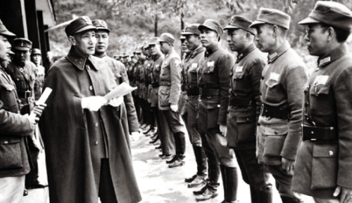 1944年，蔣介石和白崇禧視察抗戰國軍。