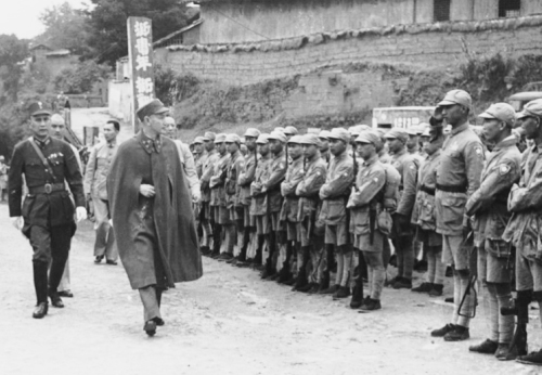 1945年，蒋委员长与副参谋总长白崇禧在四川校阅新组建国军。