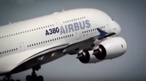 法國航空的一架由巴黎飛往洛杉磯的A380班機，於週六（9月30日）飛越大西洋期間引擎在空中解體。(16:9) 
