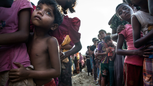 聯合國估計，迄今為止，至少有50萬平民逃離緬甸至孟加拉尋求庇護，這些人中，有約94%的人是洛興雅少數族裔。(16:9) 