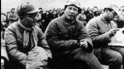 战争年代，张闻天（左）和毛泽东（中）在一起。