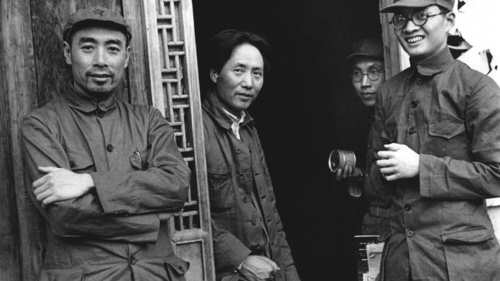 1935年，“长征”后逃到延安的周恩来（左）和毛泽东（中）