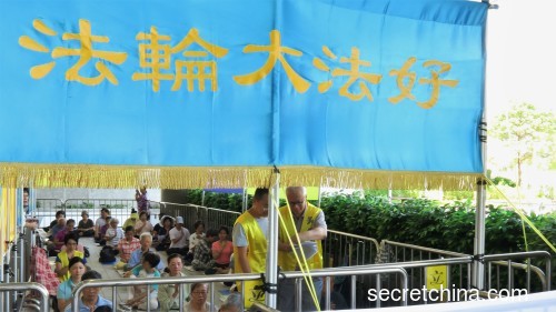 香港法輪佛學會成員到場靜坐請願，要求港府停止打壓人權及自由