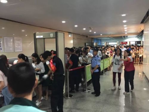 广州地铁升级安检，导致大排长龙