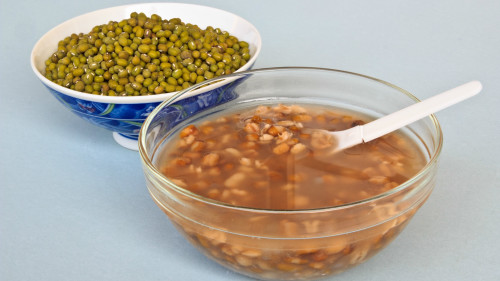 绿豆中能提高免疫功能，间接发挥抑菌作用。
