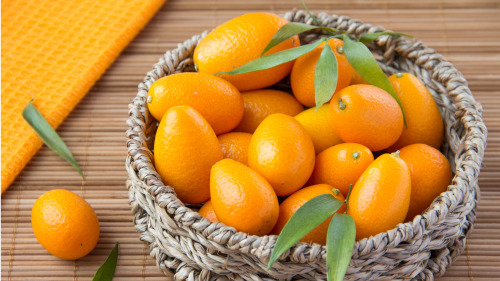 金橘能增强机体抗寒能力，可以防治感冒、降低血脂。