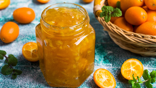 金橘果酱可以缓解喉咙痛的症状。