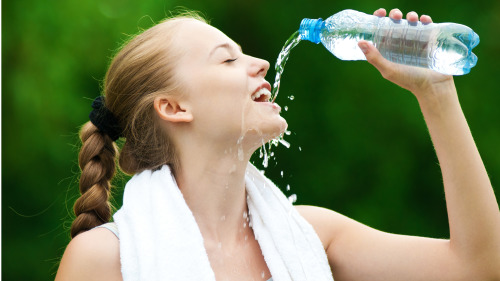 喝水過多可能導致身體濕氣太重，平日喝水應適量。
