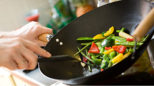 鐵鍋適宜炒菜，盡量少用來煮湯。