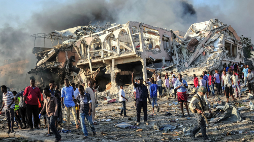 索馬里首都摩加迪休（Mogadishu）當地時間10月14日發生了兩起汽車炸彈攻擊案，至少造成30人死亡，數十人受傷。(16:9) 
