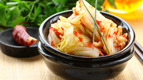 泡菜是韩国人每餐必吃的东西。