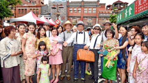 臺北市長柯文哲10月14日赴大稻埕參加「1920變裝遊行活動」，並以一身1920年代的復古醫師造型亮相，與民眾近距離互動。