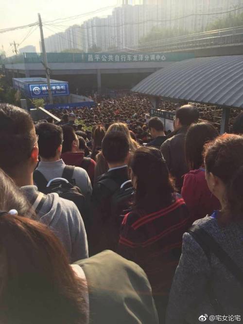 北京地铁加强安检，站外数千人排队（网络图片）