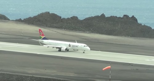 英屬聖赫倫那島機場迎來首次商業航班。