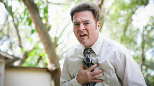 心慌、心痛可能是心臟出了問題，身體不適時應盡快就醫。