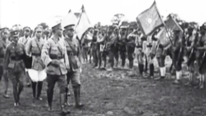 北伐期間，蔣介石總司令視察北伐國軍。