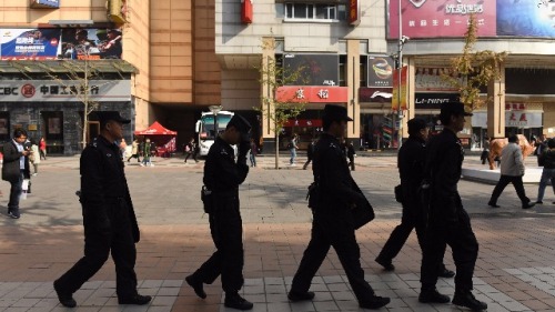 中共本身被指是黑社会，图为北京街头维稳人员
