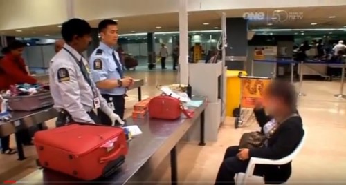 中国大妈机场被查发飙 竟带个“小药房”