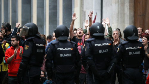 西班牙東北部的加泰隆尼亞自治區於週日(10月1日)在中央政府的打壓下舉行獨立公投，西班牙國家警察強行闖入部分投票站以阻止投票。(16:9) 