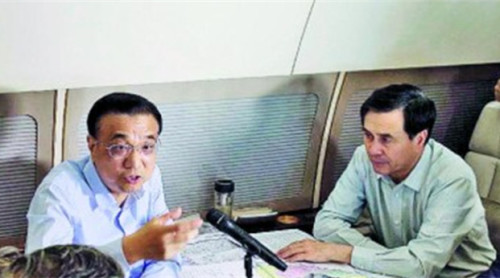 2015年6月在長江湖北段翻沉，總理李克強（左）和國務委員楊晶（右）等人在飛赴現場途中商討救援措施。（網路圖片）