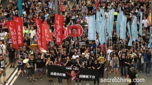 香港4萬市民於10月1日上街遊行，抗議港府政治打壓，要求律政司司長袁國強下台。