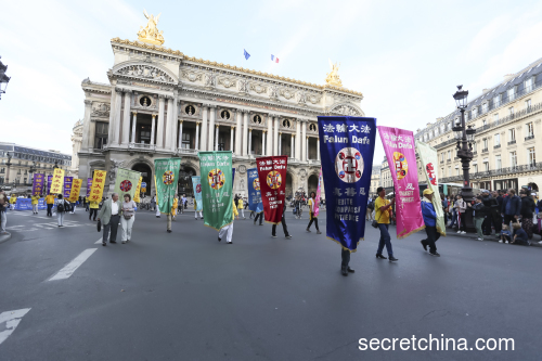 欧洲法轮功学员在法国巴黎举行集会游行。