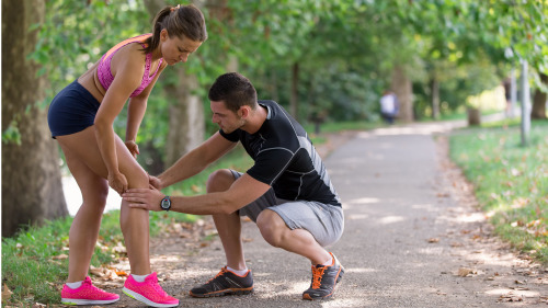 忽视运动前的充分热身,膝关节就易损伤。