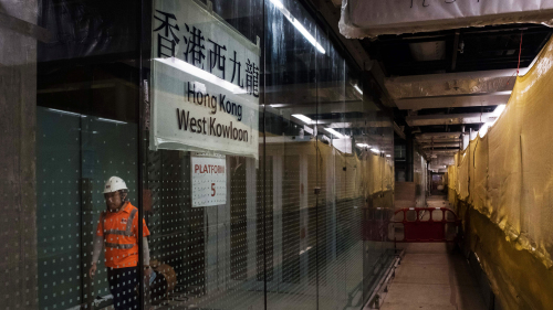 广深港高铁预料于今年第三季通车，有议员参观西九龙站时发现多个连接香港及内地口岸区的“暗门”，初步估计达57个，而在港府提交的车站平面图上并没有显示这些“暗门”。
