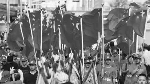 日前中共操控「白狼」張安樂率領臺灣黑幫中華統促黨成員，手持五星旗在臺北遊行。