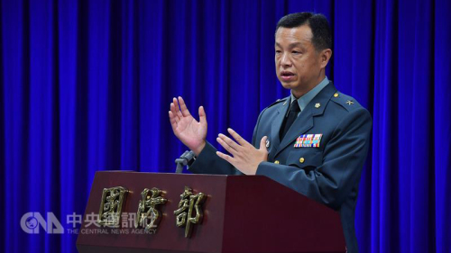 国防部发言人陈中吉23日表示，国军严密监控中共军机或船舰在台湾周边实施远海长训的讯息，预测未来共军远海长训将进入常态化