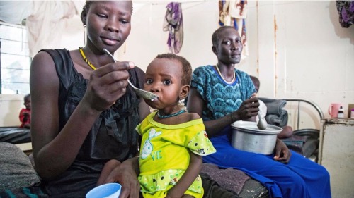 2017年8月18日，蘇丹一位母親給患有營養不良的孩子餵食。