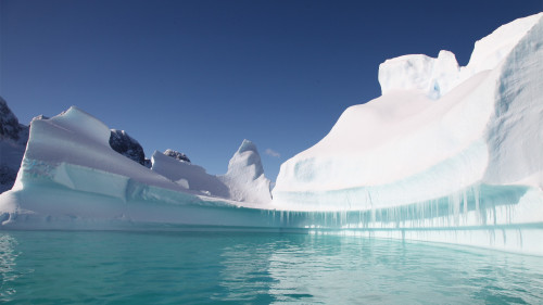坚硬厚重的海底冰层，使外星人很难被人类发现。(16:9) 