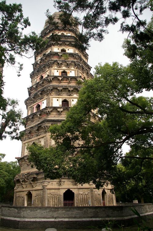 千年的虎丘塔－－中国的“比萨斜塔”