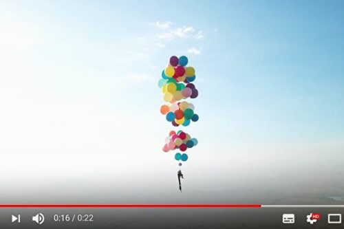《天外奇蹟》真實版男子綁100顆氫氣球飛行
