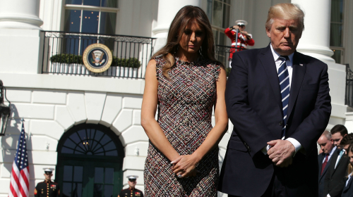 美國賭城槍擊案發生後，10月2日川普總統攜夫人在白宮門前為死傷者默哀。(16:9) 