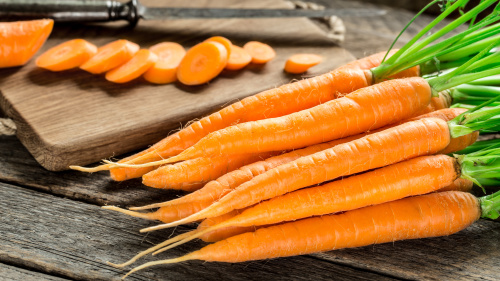 胡萝卜为蔬菜之王，养生之品，堪称“小人参”。