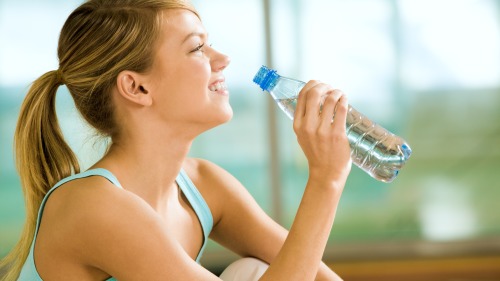 最好的喝水時間是晨起空腹時，以及每次進餐前1小時。