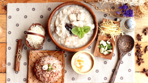 多吃糙米能调五脏，有补中益气、强筋骨、和血脉的功效。